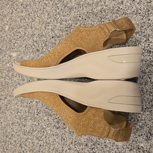 Bzees Slip On Sandals Women's Size 12M - Picture 10 of 13